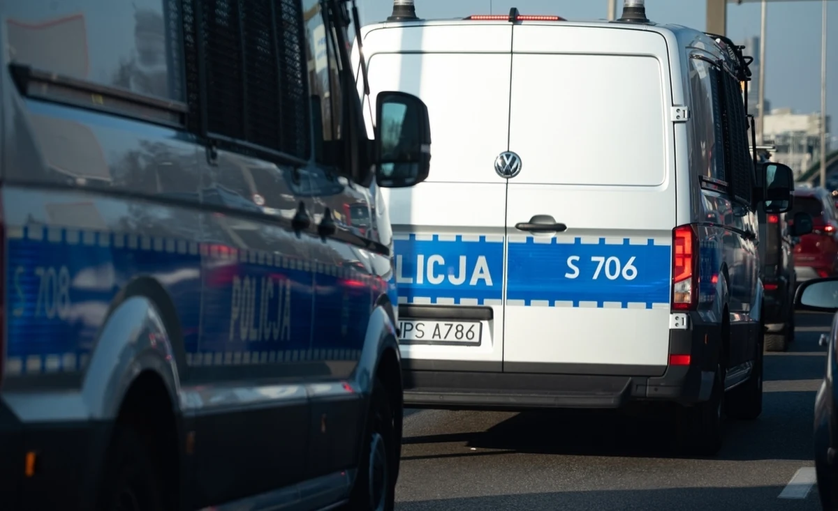 Na zielonym świetle, na przejściu dla pieszych, w przechodniów wjechał samochód. Do wypadku doszło na ul. Marymonckiej na warszawskich Bielanach. Niestety jedna z potrąconych osób zmarła w szpitalu.