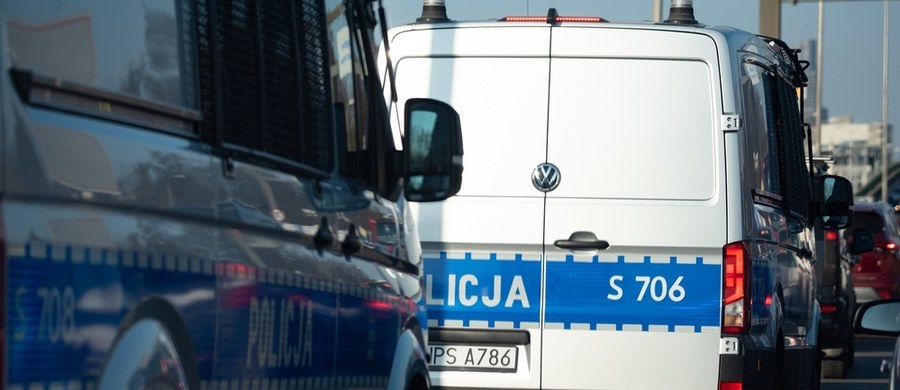 Na zielonym świetle, na przejściu dla pieszych, w przechodniów wjechał samochód. Do wypadku doszło na ul. Marymonckiej na warszawskich Bielanach. Niestety jedna z potrąconych osób zmarła w szpitalu.