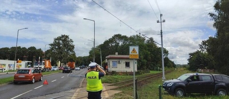 ​Co najmniej do wtorkowego poranka potrwają utrudnienia na kolei w Kołobrzegu. Na jednym z przejazdów kolejowych śmieciarka zahaczyła o trakcję, niszcząc kompletnie kilkaset metrów przewodów zasilających pociągi.