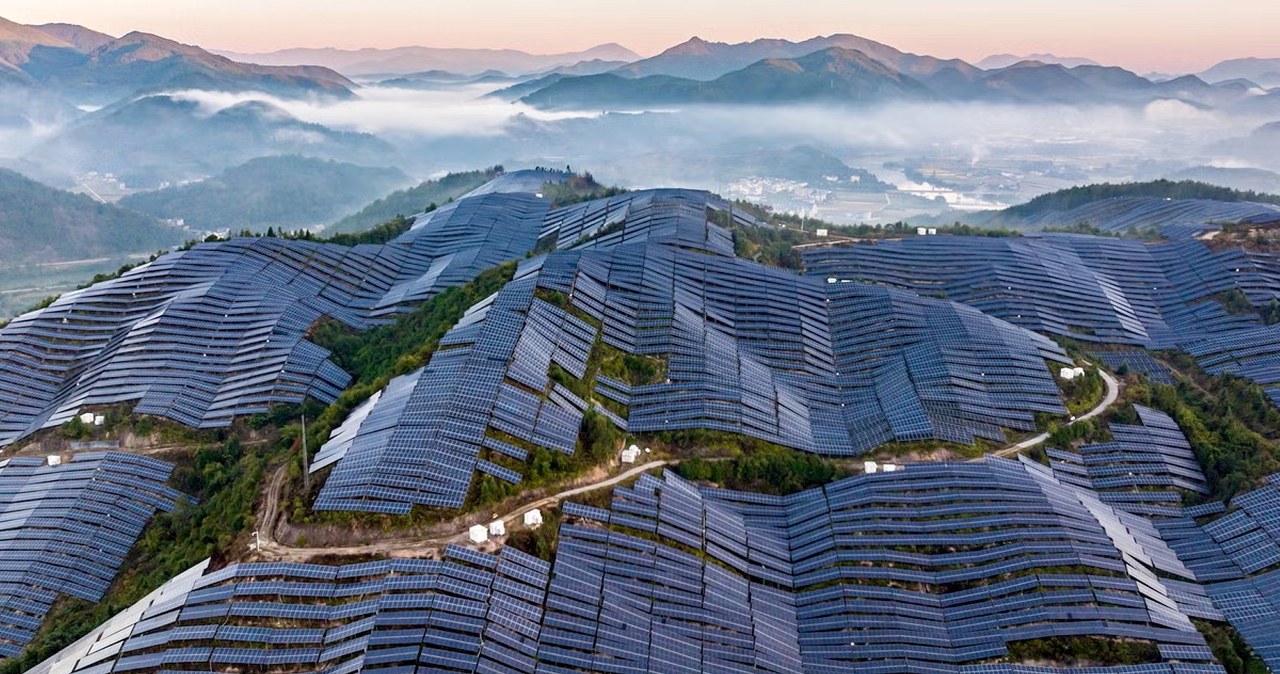 Zbudowali szklane góry, by produkować energię. Projekt stulecia