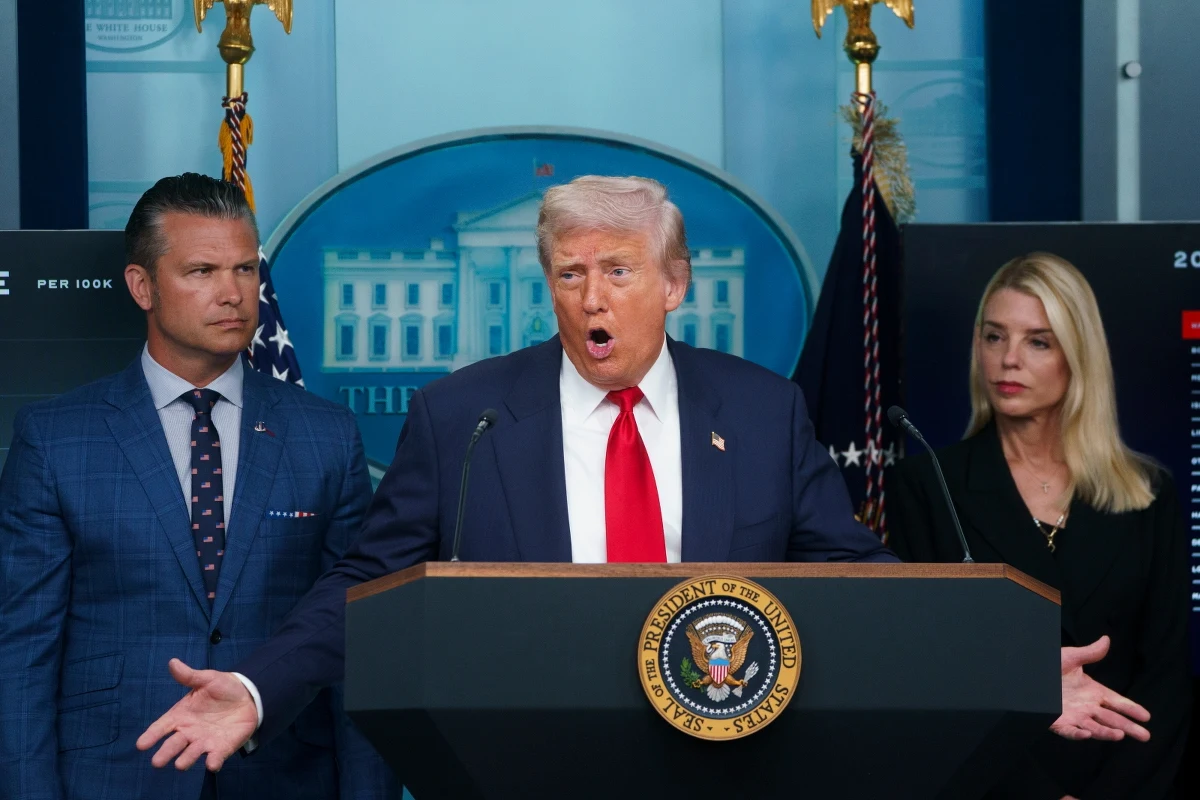 ​Prezydent Stanów Zjednoczonych Donald Trump ogłosił w poniedziałek, że rząd federalny przejmie kontrolę nad policją w Waszyngtonie, a także że rozmieści tam 800 żołnierzy Gwardii Narodowej. "To jest dzień wyzwolenia w Waszyngtonie, odzyskamy naszą stolicę" - zapowiedział amerykański przywódca podczas konferencji prasowej.