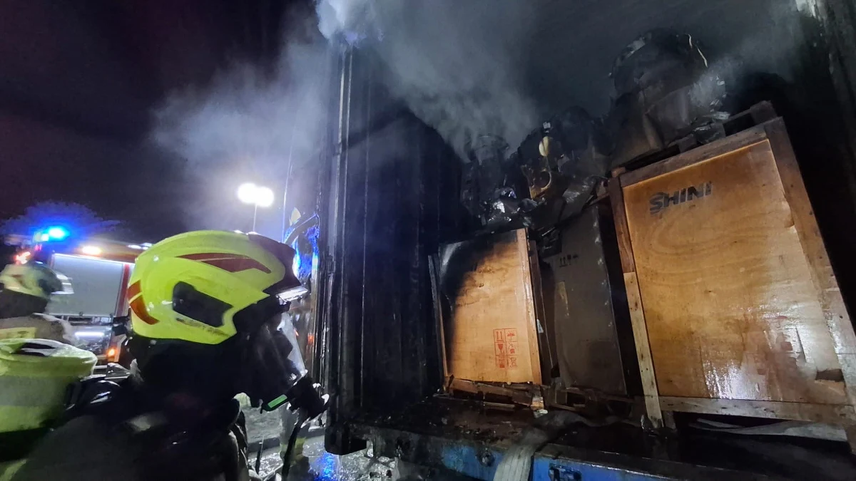 Do tragicznego wypadku doszło na autostradzie A1 w rejonie Pelplina (pow. tczewski, woj. pomorskie). Zderzyły się tam trzy ciężarówki, samochód osobowy i bus. Dwa pojazdy stanęły w płomieniach. Służby informują o jednej ofierze śmiertelnej.