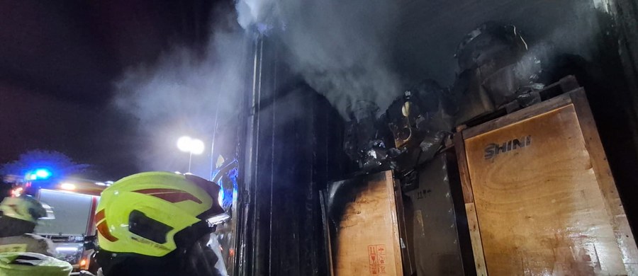 Do tragicznego wypadku doszło na autostradzie A1 w rejonie Pelplina (pow. tczewski, woj. pomorskie). Zderzyły się tam trzy ciężarówki, samochód osobowy i bus. Dwa pojazdy stanęły w płomieniach. Służby informują o jednej ofierze śmiertelnej.