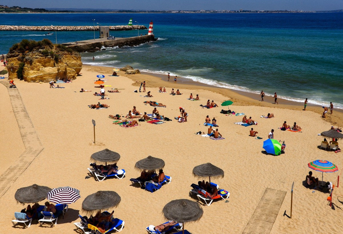 Bomby na plażach w Portugalii. Apel do turystów