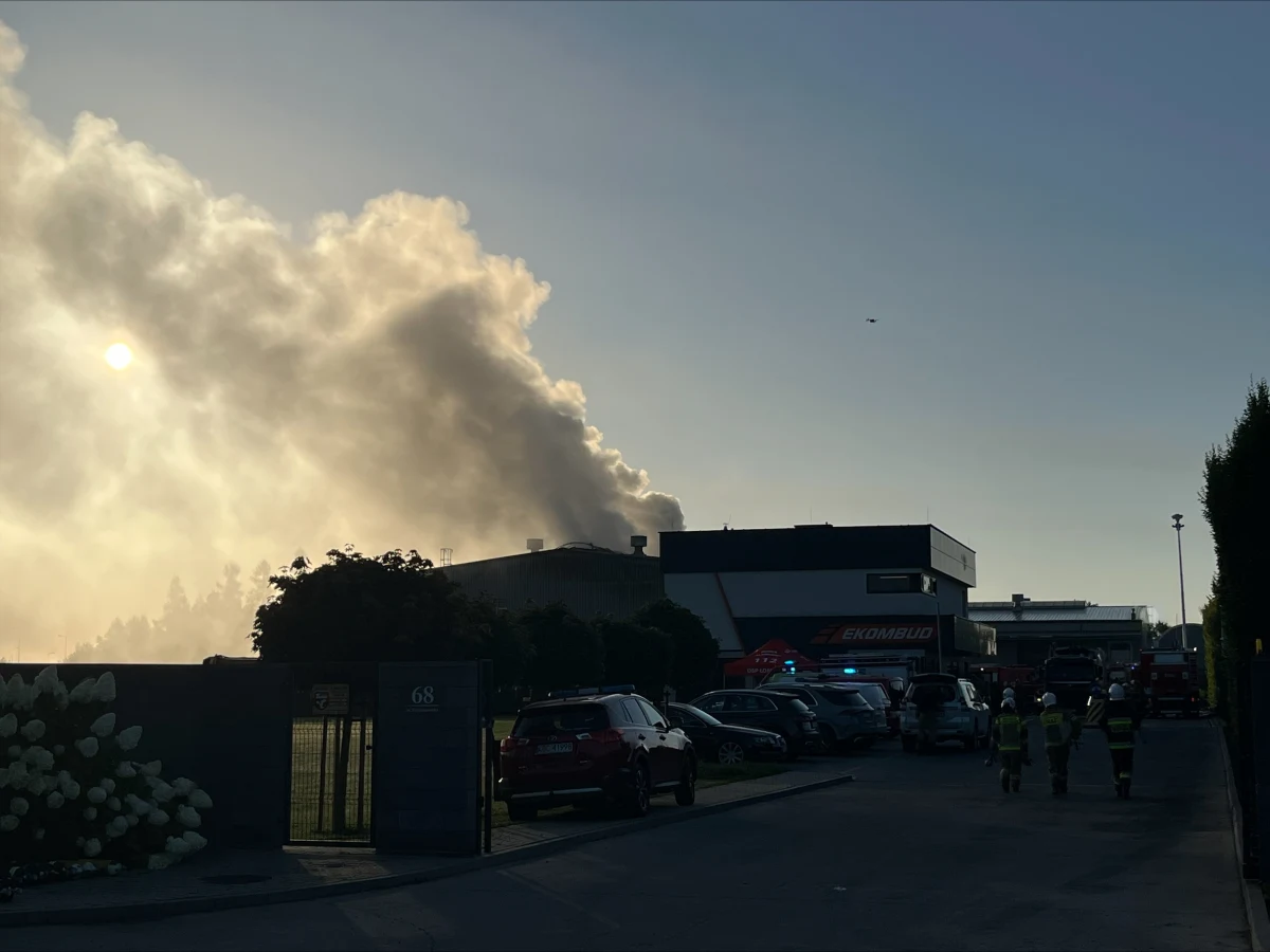 W Bochni (woj. małopolskie) przy ul. Krzyżanowickiej pali się hala magazynowa. Na miejscu pracują 24 zastępy straży pożarnej.