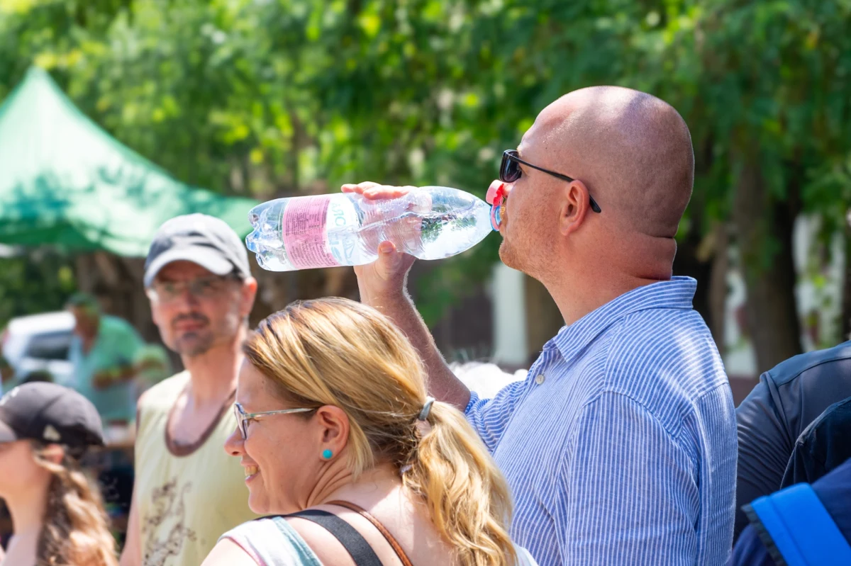 Wysoka temperatura sprawia, że nasze zapotrzebowanie na płyny gwałtownie rośnie. Sama woda może nie wystarczyć, by odpowiednio nawodnić organizm. Dietetyczka kliniczna Magdalena Kartasińska-Kwaśnik podpowiada, jak mądrze komponować dietę i po jakie napoje sięgać, by bezpiecznie przetrwać upały.