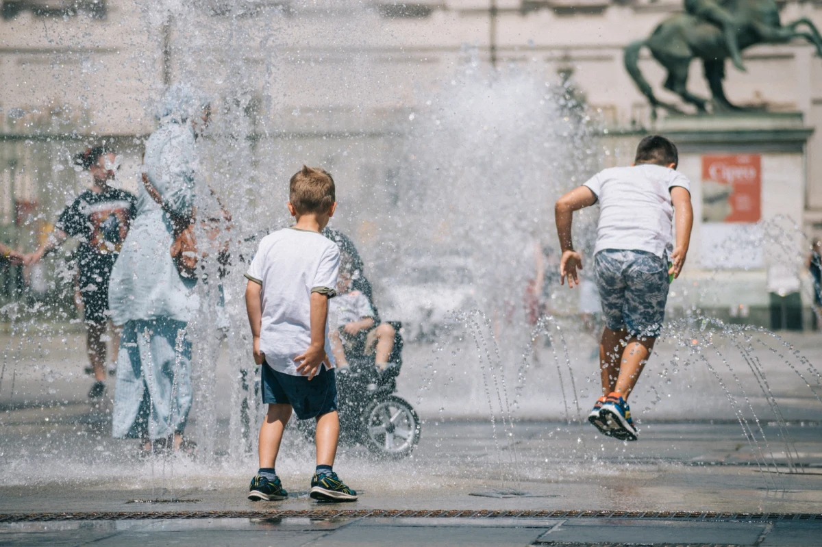 4-letnie dziecko zmarło w poniedziałek w szpitalu w Rzymie. Chłopiec trafił do placówki w stanie przegrzania organizmu po długim pobycie na słońcu - poinformowały włoskie media. Nad Włochy nadciągnęła kolejna fala upałów. Rośnie liczba miast, w których ogłoszono najwyższy stopień alarmu. Gdzie będzie najgorzej?
