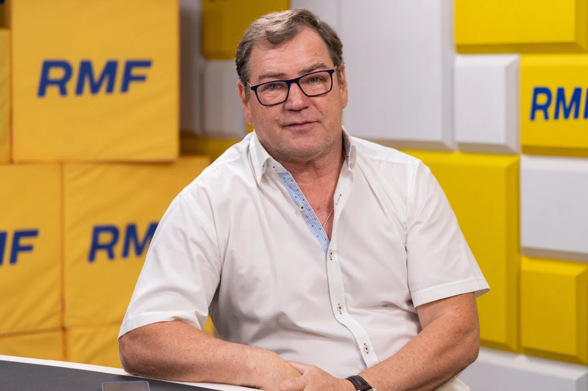 "Rozmawiałem telefonicznie z Robertem Lewandowskim i padło pytanie, czy chce wrócić. Odpowiedział, że tak. Zrobiliśmy więc krok do przodu" - powiedział Jan Urban w Porannej rozmowie w RMF FM. Pytany, czy Lewandowski będzie kapitanem reprezentacji, podkreślił, że rozmowy na ten temat trwają. "Nie chciałbym tylko rozmawiać z Robertem, ale również z zainteresowanymi - Piotrkiem Zielińskim czy z zawodnikami, którzy są w radzie drużyny. Decyzję podejmę ja, jednak chciałbym wysłuchać zawodników i dowiedzieć się, co oni o tym myślą".