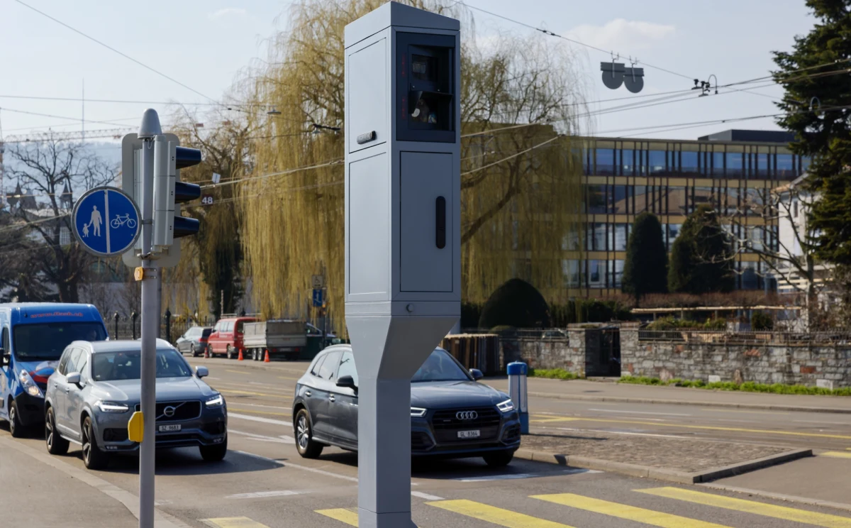 To wykroczenie może okazać się bardzo kosztowne. Francuski multimilioner jechał 77 km/h w strefie 50 km/h w szwajcarskiej Lozannie. Sąd wymierzył mu karę - opierając się na jego majątku - w wysokości 90 tysięcy franków szwajcarskich (ponad 400 tys. zł). Jest jednak szansa, że dużej części tej kwoty nie będzie musiał zapłacić. 