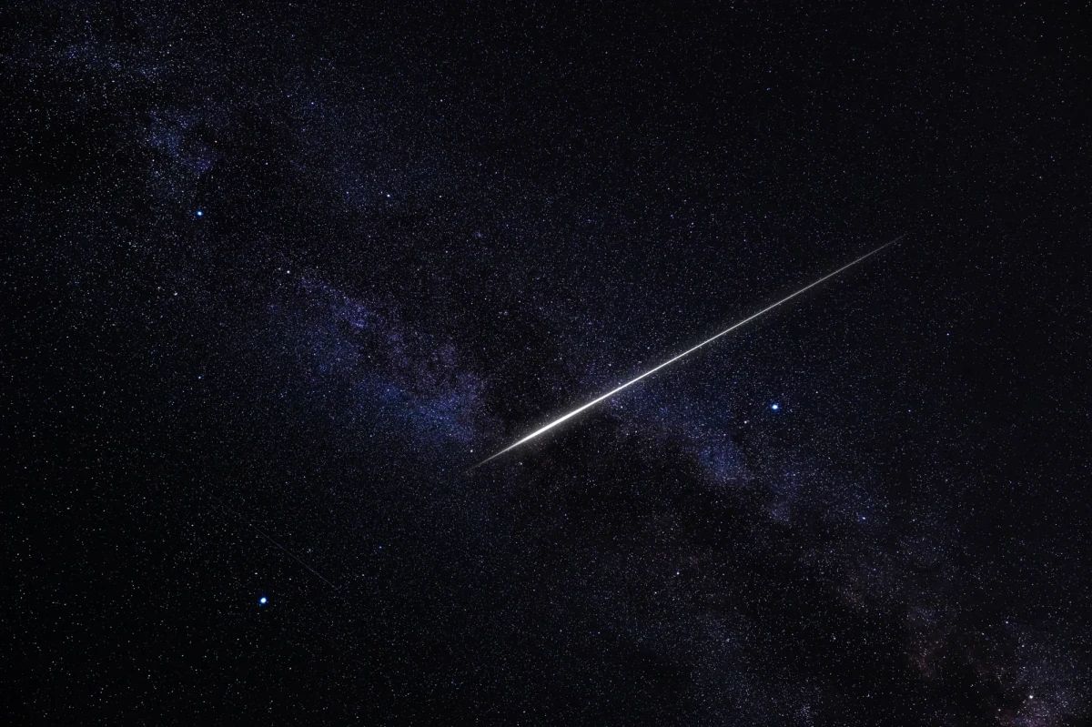 W najbliższych dniach nocne niebo zamieni się w prawdziwy teatr natury. Przed nami wyjątkowe zjawisko astronomiczne – maksimum roju Perseidów, jednego z najbardziej widowiskowych i najczęściej obserwowanych rojów meteorów. Tegoroczna kulminacja przypada na noc z 12 na 13 sierpnia, kiedy to – przy sprzyjających warunkach – można dostrzec nawet 100 spadających gwiazd w ciągu jednej godziny. 