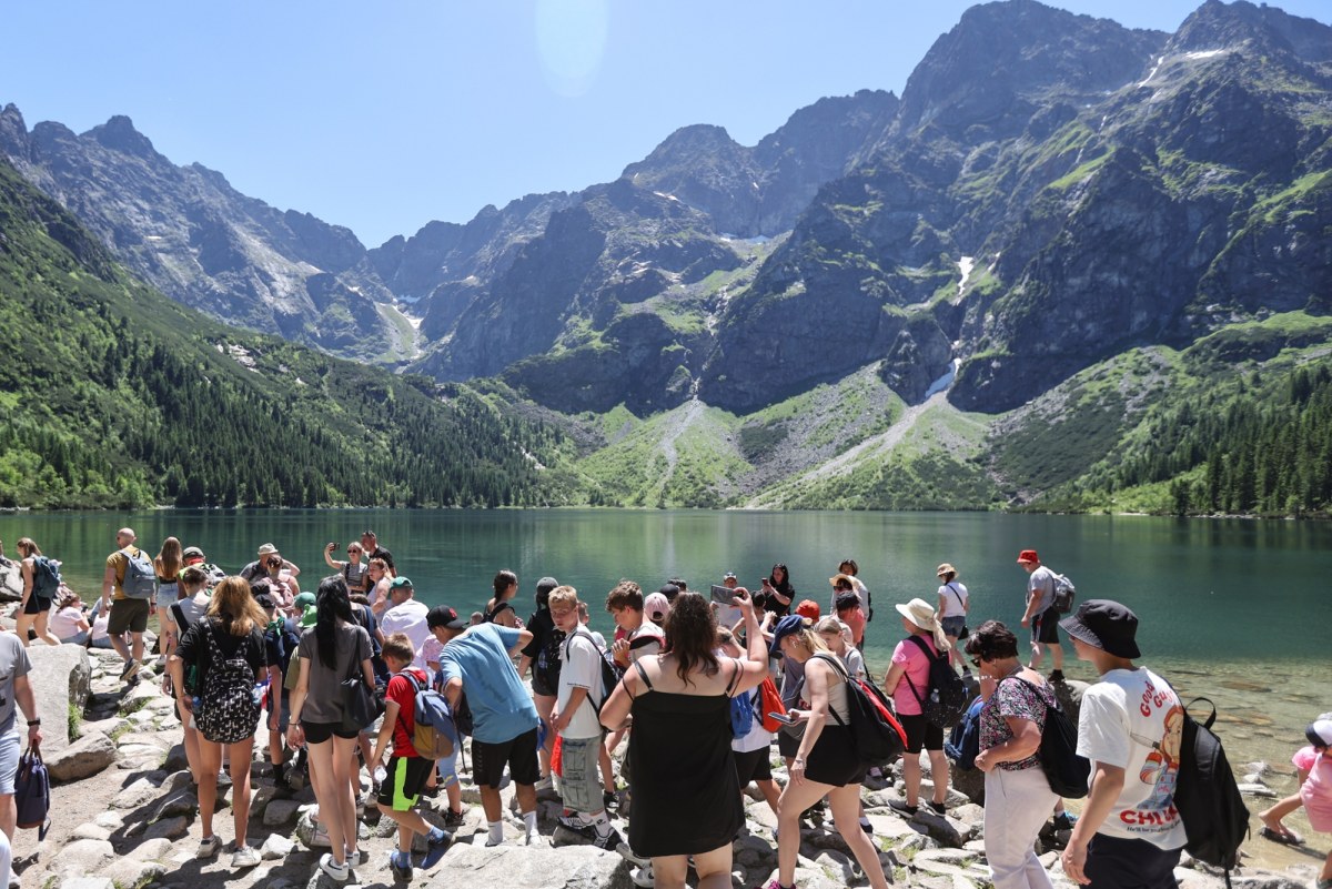 Tłumy w Tatrach, kolejki pod szczytami. Pilny apel TPN