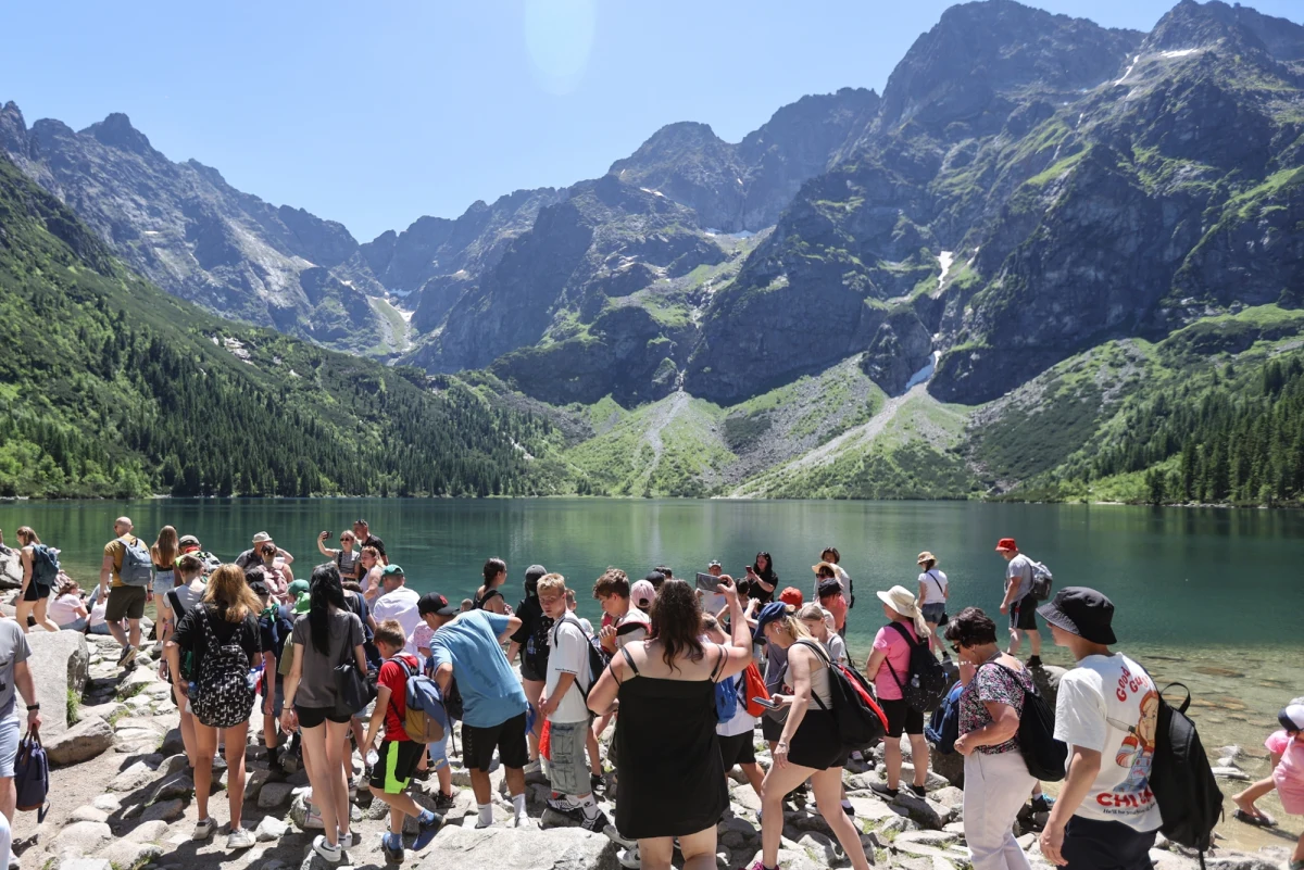 W Tatrach trwa prawdziwy najazd turystów – na popularnych szlakach tworzą się długie kolejki, a czas oczekiwania na wejście na szczyty znacznie się wydłuża. Tatrzański Park Narodowy ostrzega, że największy tłok panuje m.in. na Giewoncie, Świnicy, Rysach i Orlej Perci.