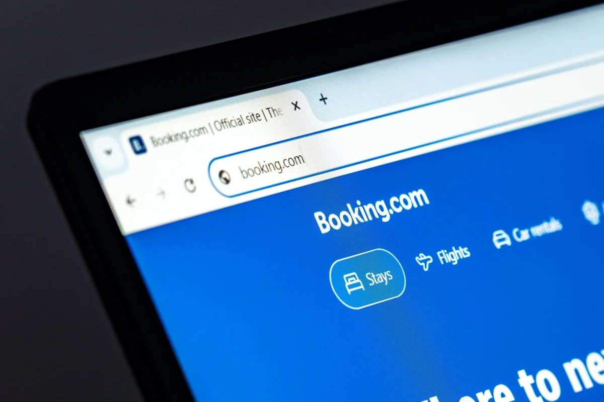Wielu użytkowników popularnej platformy rezerwacyjnej Booking.com może wkrótce liczyć na rekompensaty i większą przejrzystość podczas rezerwacji noclegów. To efekt decyzji Prezesa Urzędu Ochrony Konkurencji i Konsumentów, który zobowiązał Booking.com do wprowadzenia istotnych zmian w sposobie informowania klientów o tym, czy wynajmujący nocleg to przedsiębiorca, czy osoba prywatna.