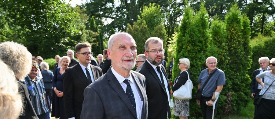 Antoni Macierewicz pod koniec sierpnia usłyszy zarzuty w sprawie ujawnienia informacji niejawnych o klauzulach m.in. "ścisle tajne" - dowiedział się reporter RMF FM Jakub Rybski. Dokumentacja z Sejmu w sprawie uchylenia immunitetu politykowi PiS-u trafiła już do Prokuratury Krajowej.