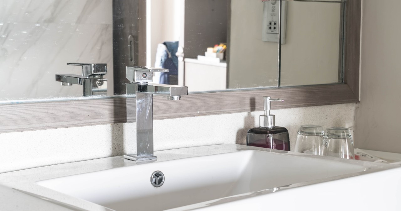 Dlatego łazienka zamienia się w niewygodną klitkę. Unikaj szerokim łukiem