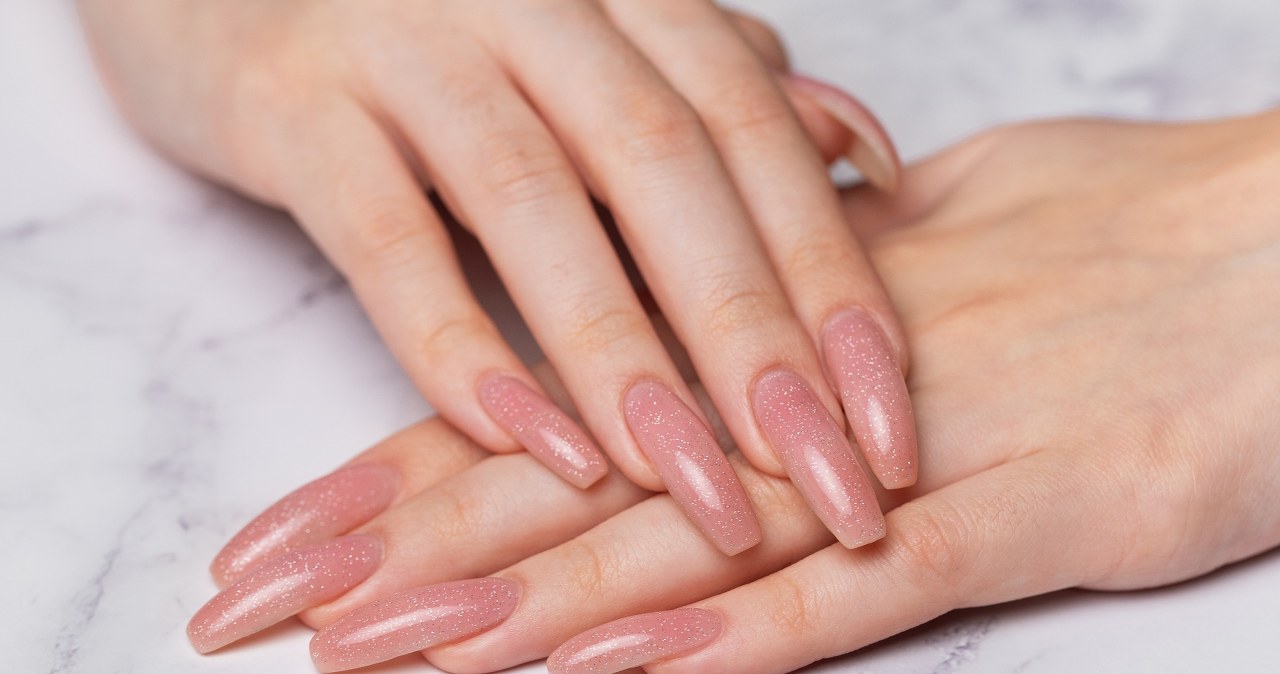 Przez lata uważane za synonim kiczu, dziś wracają do mody. Takie paznokcie będą nosić wszyscy