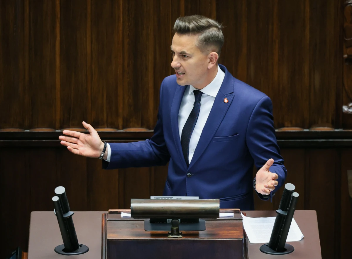 Ciągłość doręczeń przesyłek w sądownictwie zostanie zachowana, a te usługi będzie świadczyć Poczta Polska - mówi Arkadiusz Myrcha z Ministerstwa Sprawiedliwości. W ten sposób wiceszef resortu komentuje informacje dotyczące problemów z przetargiem na te usługi. Oferta Poczty Polskiej jest przedmiotem analizy, ale wiele wskazuje na to, że MS będzie w stanie kontynuować współpracę.