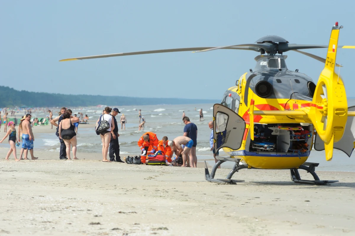 W Ustce (woj. pomorskie) przed południem 51-letnia kobieta i jej 7-letni wnuk zostali wciągnięci do morza i zaczęli się topić - podaje portal gp24.pl. Na miejscu lądował śmigłowiec Lotniczego Pogotowia Ratunkowego.