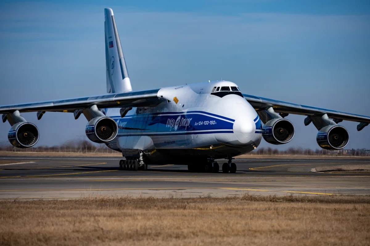 Od ponad trzech lat na niemieckich lotniskach stacjonuje co najmniej sześć rosyjskich samolotów, które nie mogą opuścić terytorium Niemiec z powodu nałożonych przez Unię Europejską sankcji. Wśród uziemionych maszyn znajdują się zarówno potężne transportowce, jak i samoloty pasażerskie oraz biznesowe. Ich przyszłość pozostaje niepewna.