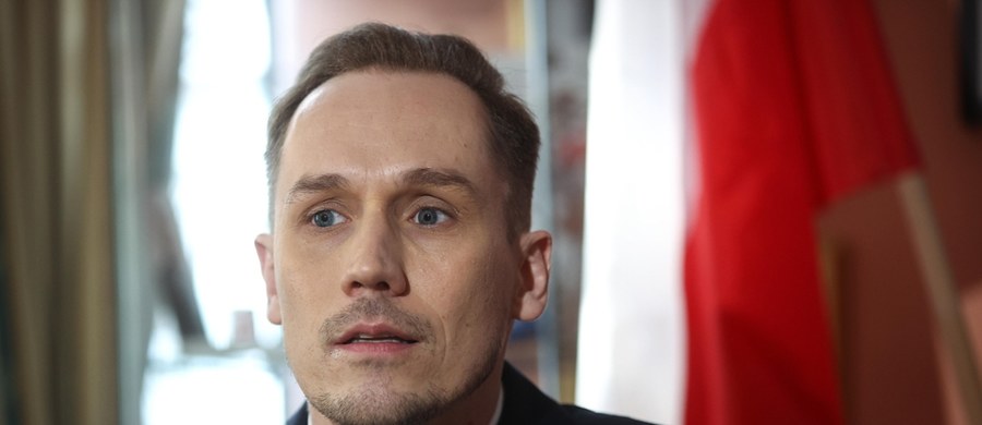 Poseł Konfederacji Konrad Berkowicz w opałach. Właścicielka pizzerii z Wielunia w woj. łódzkim Wioleta Wrzosek zapowiada złożenie przeciw niemu doniesienia, a nawet wystąpienie do sądu o odszkodowanie. Kobieta twierdzi, że w wyniku opublikowania przez polityka nieprawdziwej informacji o tym, że otrzymała dotację z KPO, odnotowała znaczne straty. 