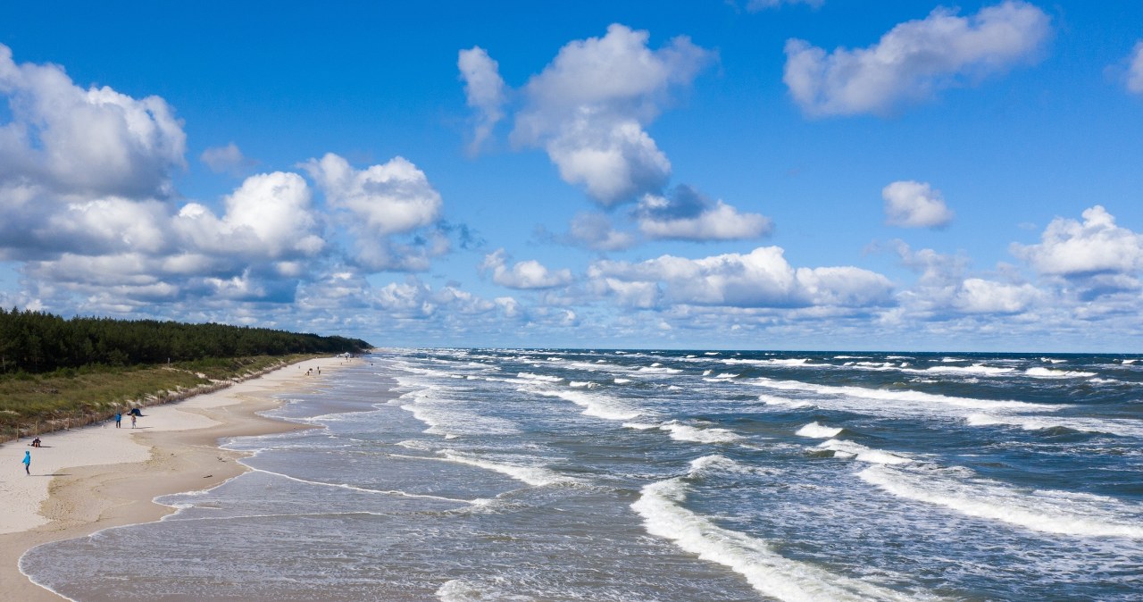 Szeroka plaża nad Bałtykiem, z piaskiem jak na Malediwach. Mało kto o niej wie
