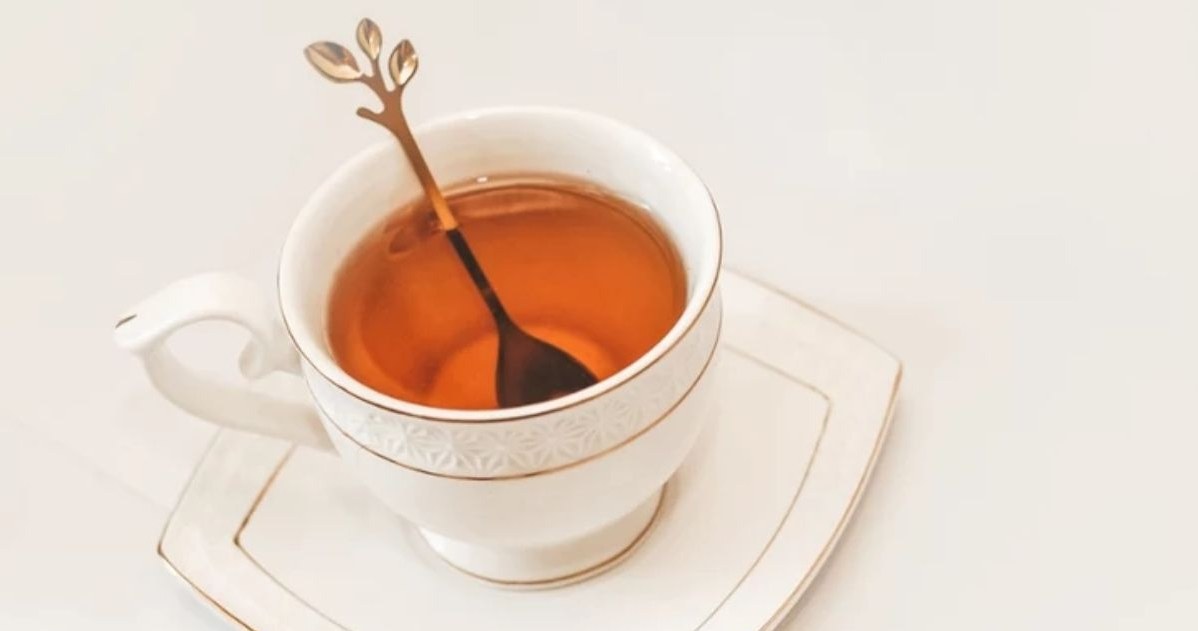 Rano dodaj łyżeczkę do ciepłej wody. Naturalny trik z Azji na "rozbudzenie" jelit