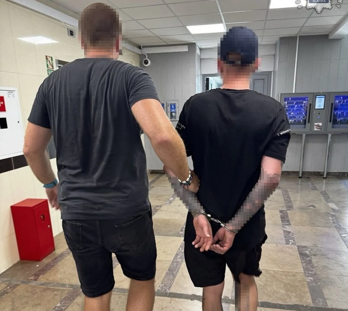 Udział w międzynarodowym gangu, handel narkotykami, rozbój z użyciem niebezpiecznego narzędzia – za te m.in. przestępstwa odpowiedzą dwaj mężczyźni zatrzymani przez śląskich policjantów, tzw. "łowców głów".
Jeden z nich został ujęty w Chorzowie, a drugi w Holandii, dzięki współpracy z tamtejszymi służbami. Obaj trafili do aresztu.