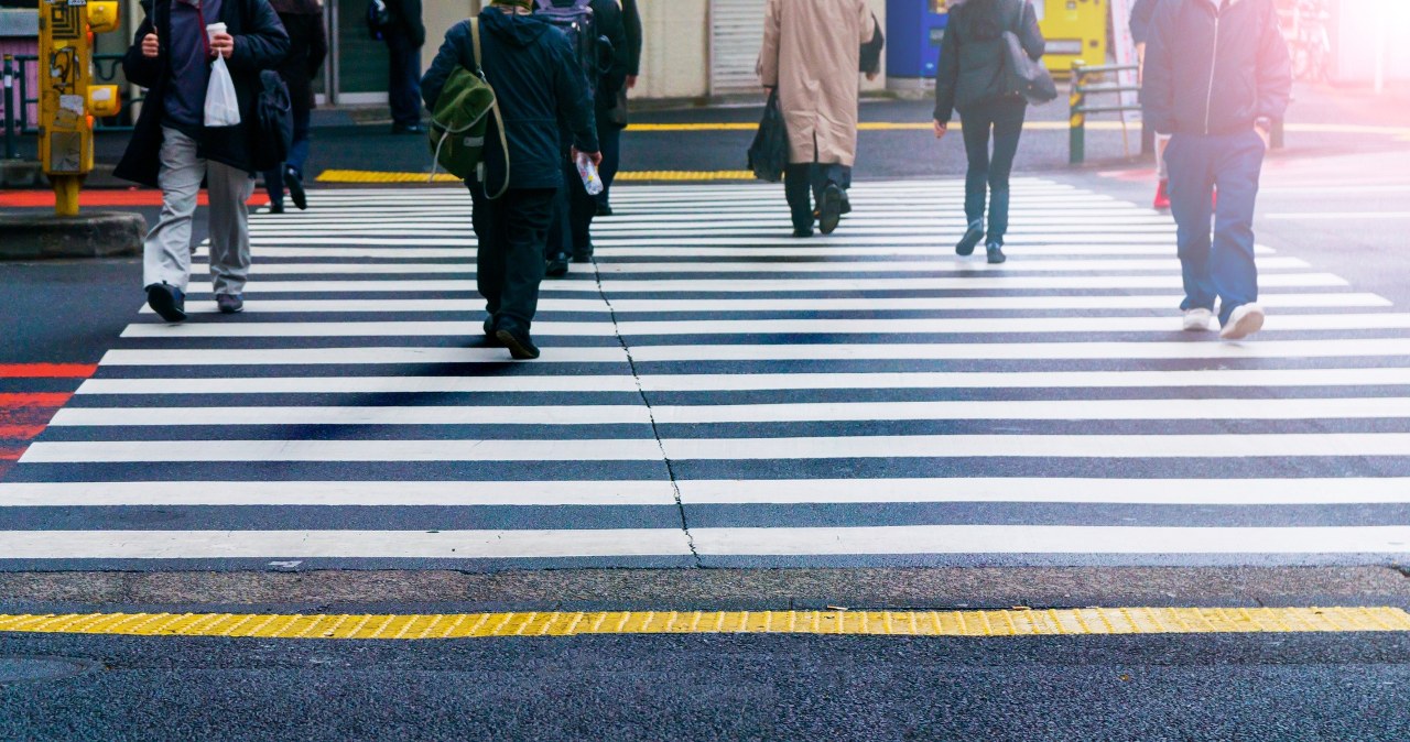 300 zł mandatu za przejście przez "zebrę". Policja sprawdza pieszych także dronami