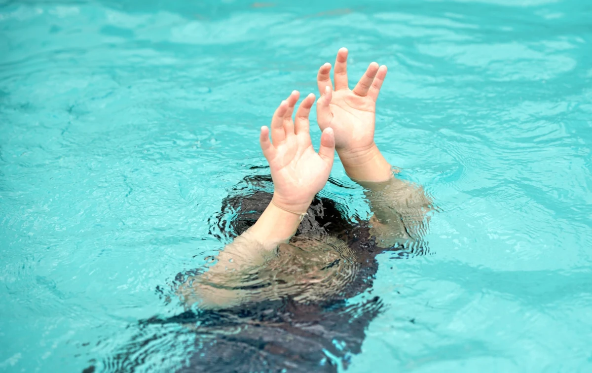 Dzięki błyskawicznej reakcji 10-letniego chłopca udało się uniknąć tragedii na kąpielisku w Zamorzu (woj. wielkopolskie). Dziecko zauważyło tonącego 5-latka i natychmiast ruszyło mu na ratunek. "Jego działanie było dojrzałe, odpowiedzialne i godne najwyższego uznania" – podkreślają policjanci.