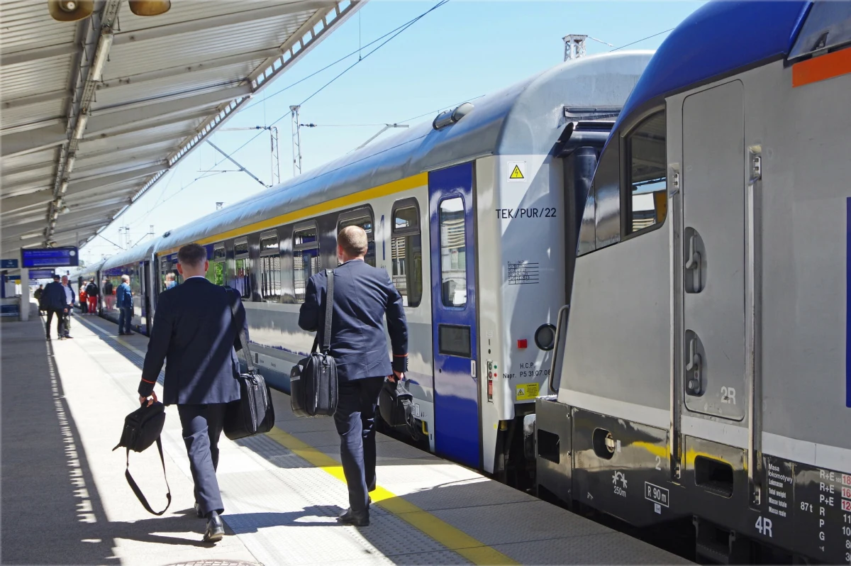 Zarząd PKP Intercity chce kolejnej rundy spotkań w sprawie podwyżek płac dla załogi przewoźnika. Dotychczasowe rozmowy nie przyniosły porozumienia, a związkowcy rozpoczęli procedurę sporu zbiorowego, który w przypadku fiaska może zakończyć się strajkiem.