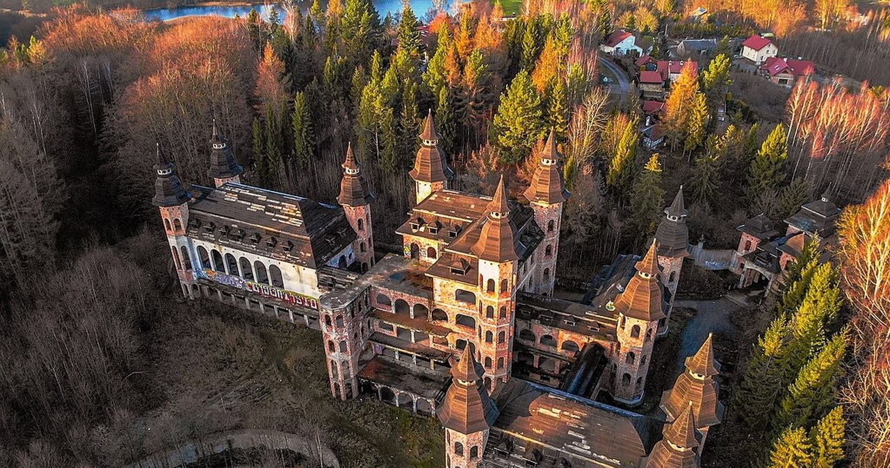 Te zamki nie powstały w średniowieczu, a wyglądają, jakby zbudował je król