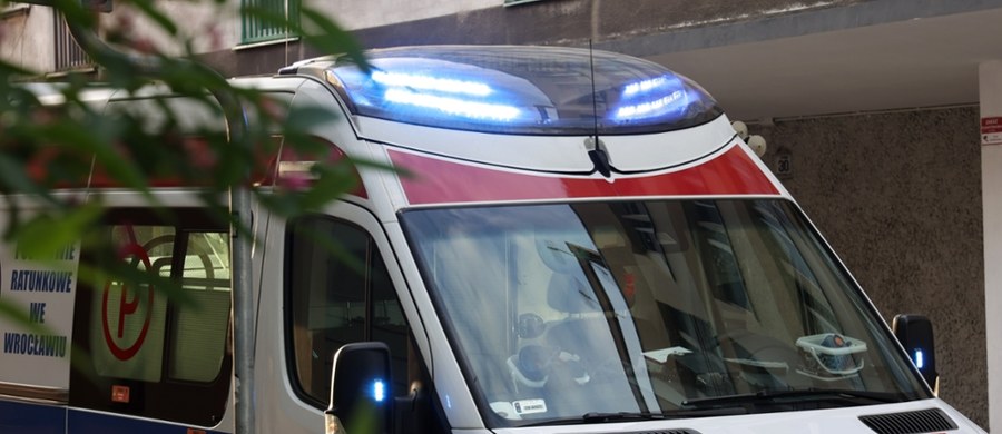 W śpiączce jest 15-latek, który został pobity przez starszego o 7 lat mężczyznę. Nastolatek przewrócił się na chodnik, uderzył w niego głową i nieprzytomny trafił do szpitala.