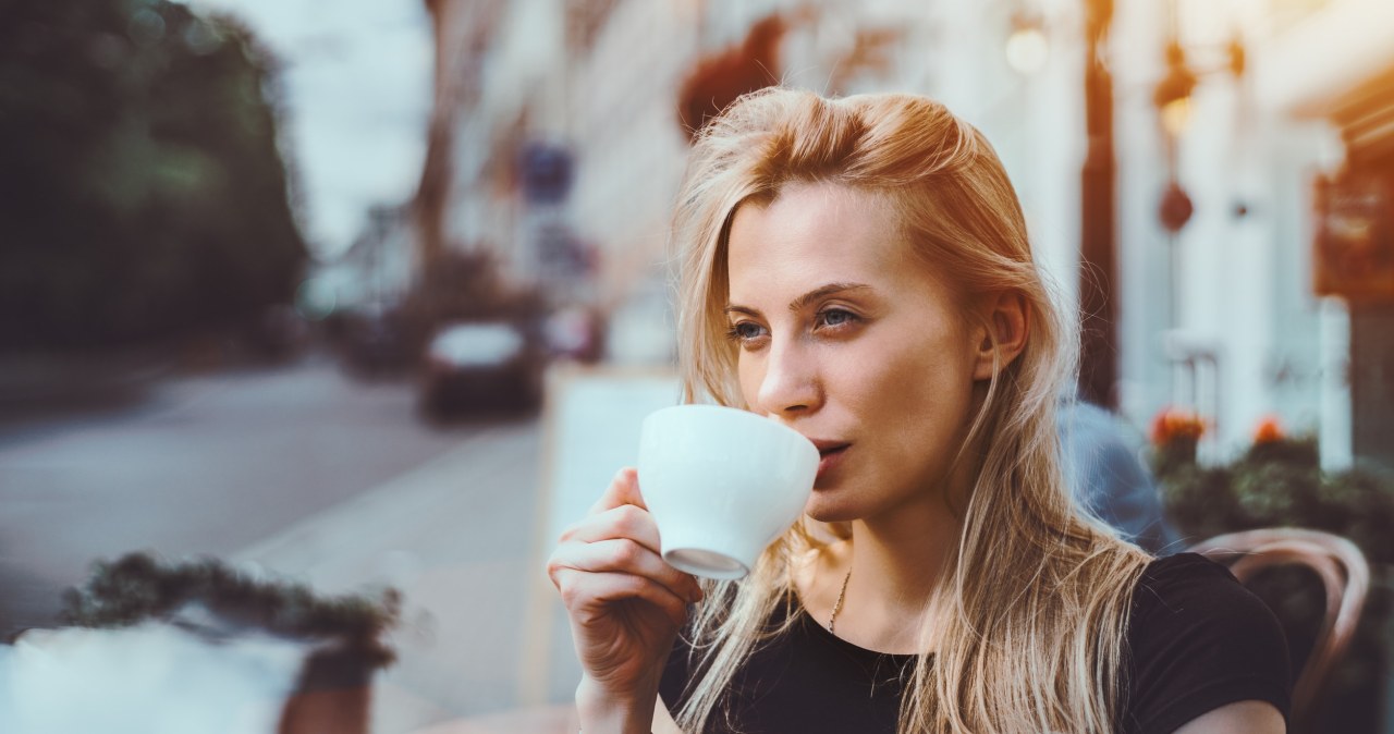 Filiżanka energii w upały? Może zrobić więcej szkody niż pożytku