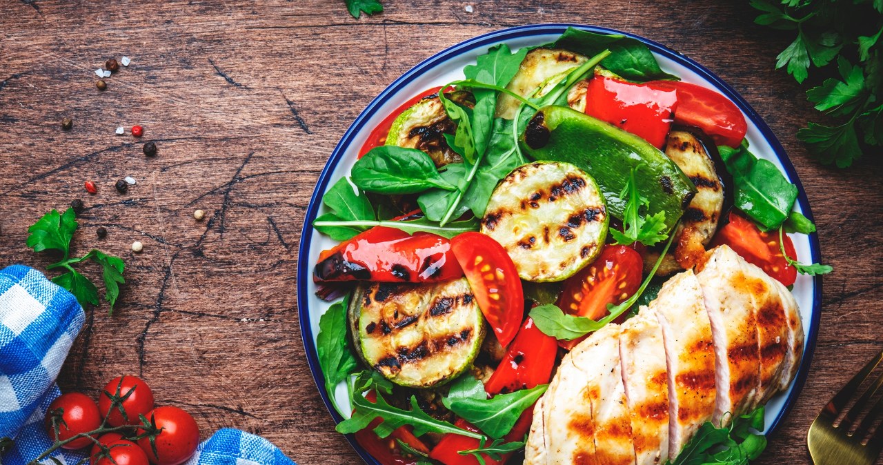 Co jeść w trakcie upałów? Te obiady ochłodzą cię lepiej niż klimatyzacja