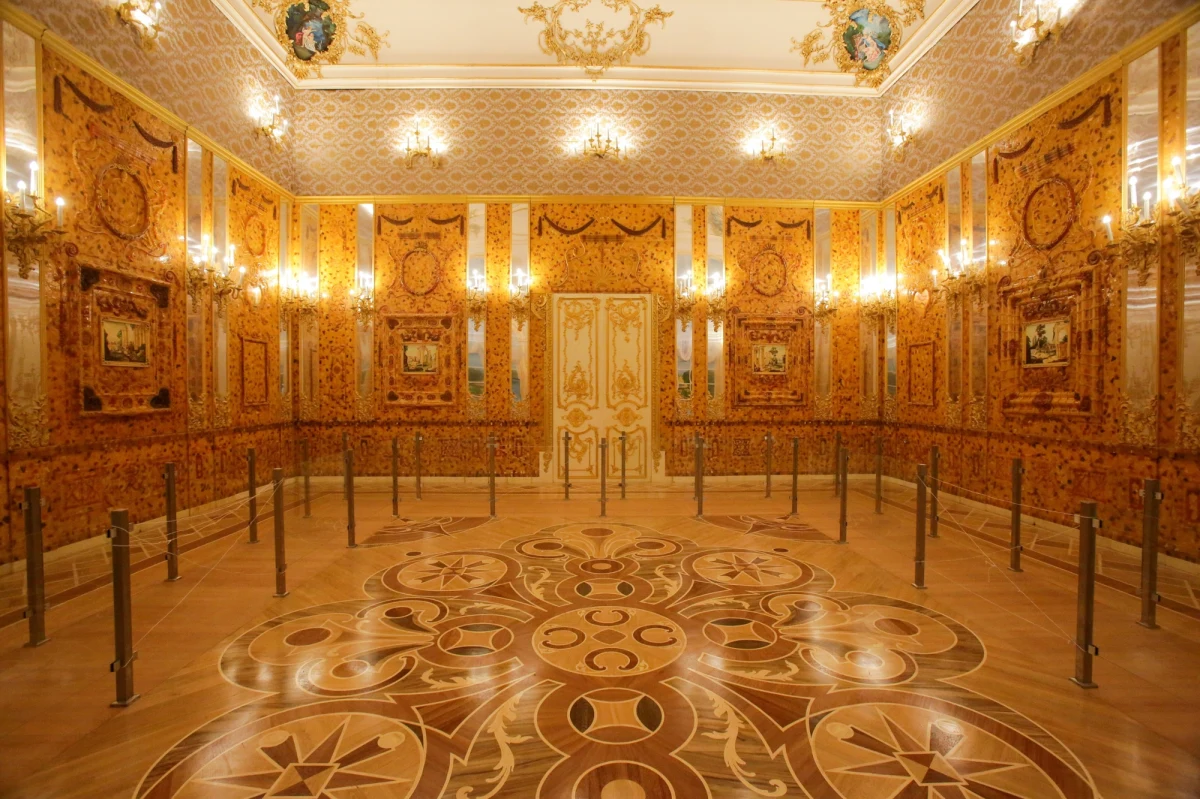 "Mamy zakończony etap pomiarów georadarowych, które przeprowadzała Akademia Górniczo-Hutnicza z Krakowa. Naukowcy znaleźli dużą anomalię - na tyle dużą i wyraźną, że zalecili, abyśmy dokonali odwiertów i spróbowali poprzez wykop archeologiczny dowiedzieć się, co jest tą anomalią" - powiedział reporterowi RMF FM Stanisławowi Pawłowskiemu inicjator poszukiwań Bursztynowej Komnaty na Kaszubach Jan Delingowski. Szacuje się, że niemiecki depozyt wywieziony z Królewca może znajdować się na terenie dawnego poligonu SS na Kaszubach.