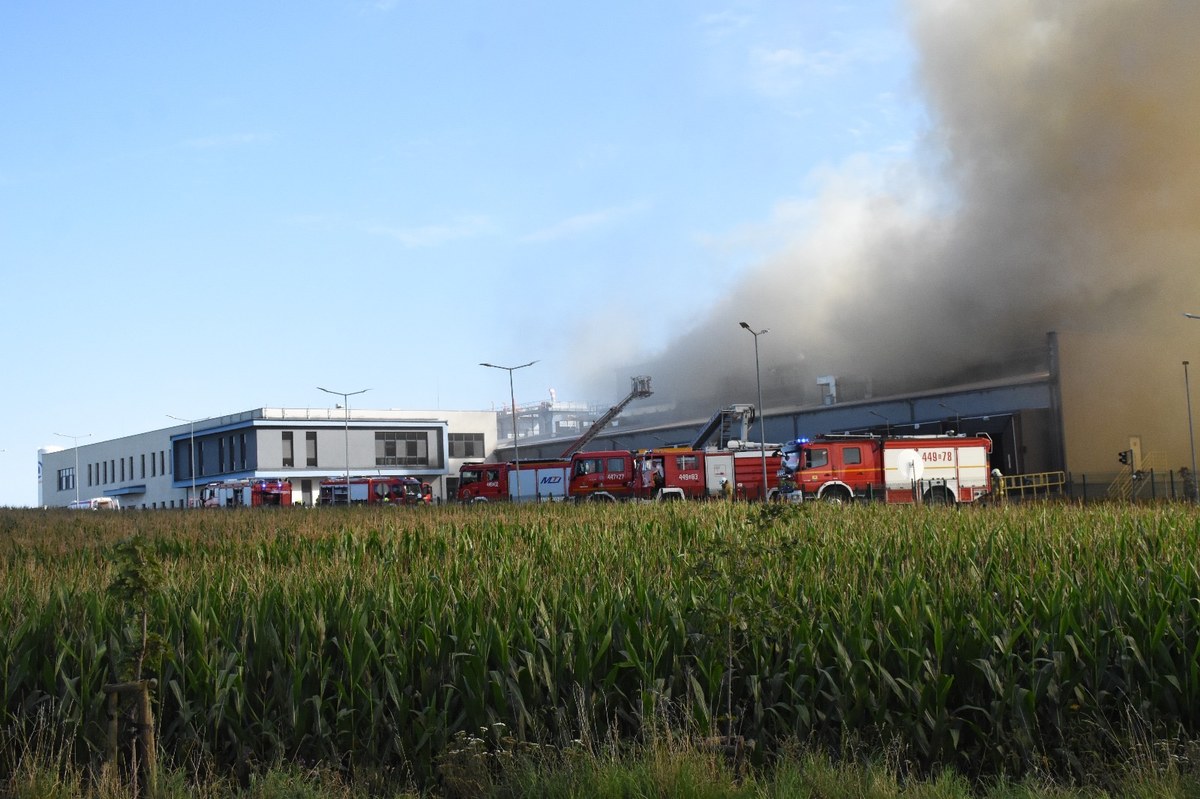 Pożar hali w pobliżu Sierakowic. Trwa akcja gaśnicza