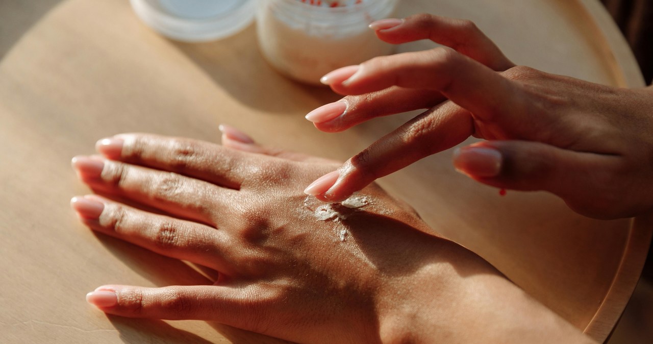 Myślisz, że to tylko bezbarwny lakier? Poznaj „Soap Nails” – manicure, który pokochają minimalistki wiadomości,aktualności,Interia Myślisz, że to tylko bezbarwny lakier? Poznaj „Soap Nails” – manicure, który pokochają minimalistki