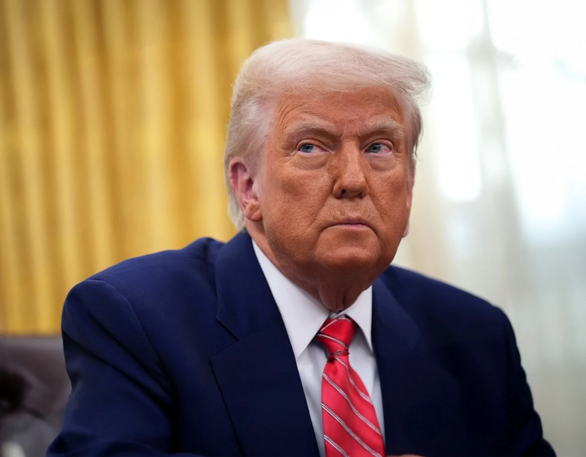 ​Prezydent Stanów Zjednoczonych Donald Trump podsyca atmosferę przed piątkowym spotkaniem z rosyjskim przywódcą Władimirem Putinem. Choć wyraził nadzieję na to, że istnieje duża szansa, że spotkanie z Putinem na Alasce zaowocuje spotkaniem między przywódcami Rosji i Ukrainy, to jednocześnie pogroził Kremlowi "srogimi konsekwencjami" jeśli ten nie wstrzyma wojny w Ukrainie. 