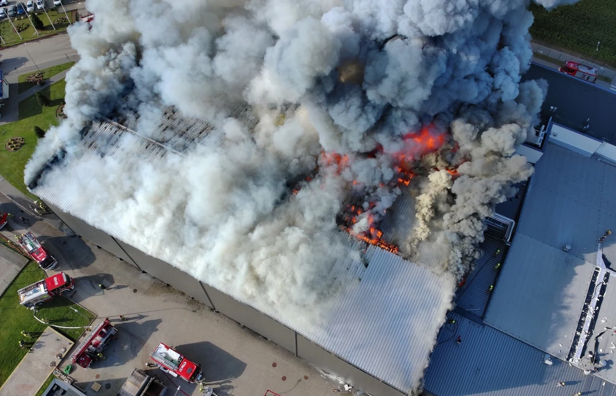 Płonie hala zakładu produkcyjnego w miejscowości Kawle niedaleko Sierakowic w województwie pomorskim. Z ogromnym pożarem walczy około 200 strażaków. W trakcie działań utracono kontakt z jednym z nich.