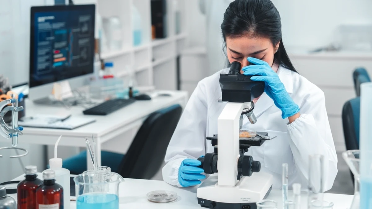 Naukowcy z University of Maryland School of Medicine opracowali innowacyjną terapię, która może zrewolucjonizować leczenie zatruć tlenkiem węgla. Opisana przez nich w prestiżowym czasopiśmie "PNAS" cząsteczka białka wykazuje dużą skuteczność i minimalne skutki uboczne, co daje nadzieję na przełom w medycynie ratunkowej. Jej działanie można porównać do gąbki - po dożylnym podaniu cząsteczka ta błyskawicznie wychwytuje tlenek węgla z krwi, nie zakłócając przy tym transportu tlenu ani innych ważnych procesów metabolicznych. Mimo skali problemu, do tej pory nie opracowano skutecznego antidotum, które mogłoby szybko i bezpiecznie neutralizować działanie tlenku węgla w organizmie.