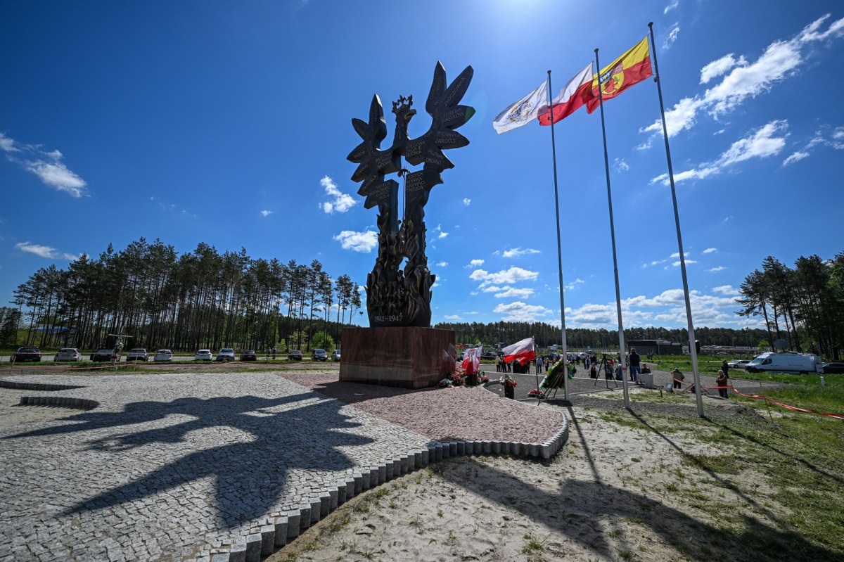 Banderowska flaga i "Chwała UPA" na pomniku. 17-letni Ukrainiec w rękach ABW