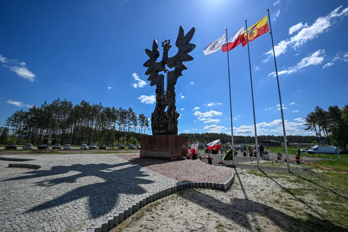 Funkcjonariusze Agencji Bezpieczeństwa Wewnętrznego aresztowali 17-latka z Ukrainy, któremu zarzuca się akty dywersji. Z ustaleń służb wynika, że nastolatek umieszczał na budynkach i pomnikach banderowskie flagi i hasła propagujące ideologię nazistowską. Premier Donald Tusk przekazał, że Ukraińca zwerbowały obce służby.