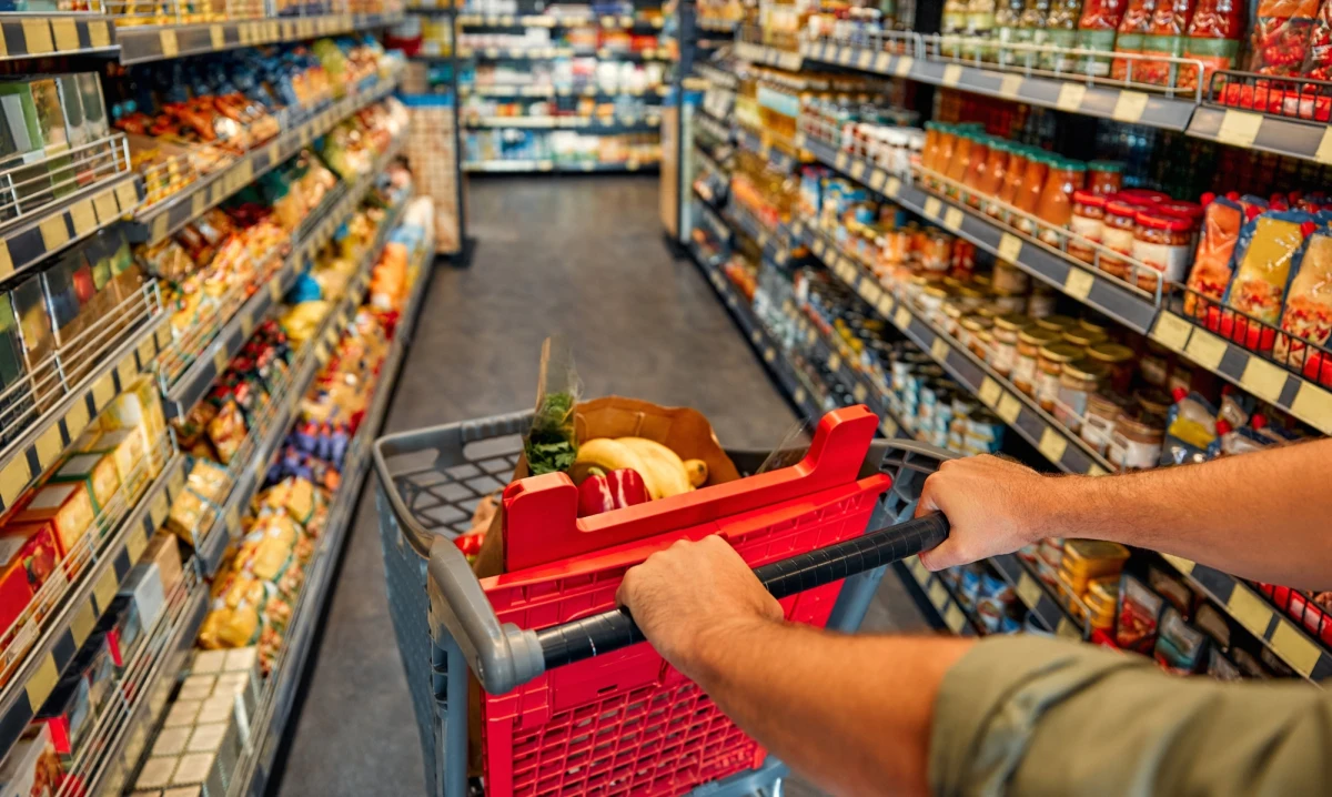 Przed długim sierpniowym weekendem większość sieci handlowych nie planuje wydłużenia godzin otwarcia swoich sklepów. Sprawdź, gdzie i kiedy zrobisz zakupy przed wolnym piątkiem i niehandlową niedzielą.