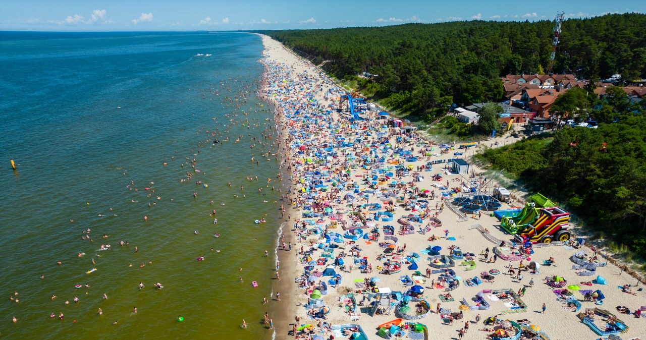 Planujesz "sierpniówkę" nad Bałtykiem? W tych miejscach będą prawdziwe tłumy