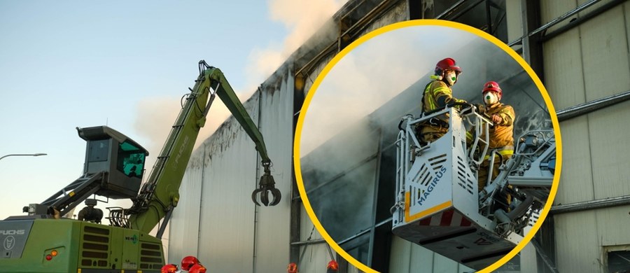 Ok. 120 strażaków pracuje obecnie na miejscu pożaru hali w Kawlach w powiecie kartuskim na Pomorzu. "Spaleniu uległo ok. 3000 metrów kwadratowych. Wprowadzamy ciężki sprzęt burzący, żeby wchodzić w głąb hali" - relacjonował w rozmowie z RMF FM st. kpt. Jakub Friedenberger - rzecznik prasowy pomorskiej straży pożarnej. Nadal nie odnaleziono strażaka, z którym utracono kontakt w czasie akcji. 
