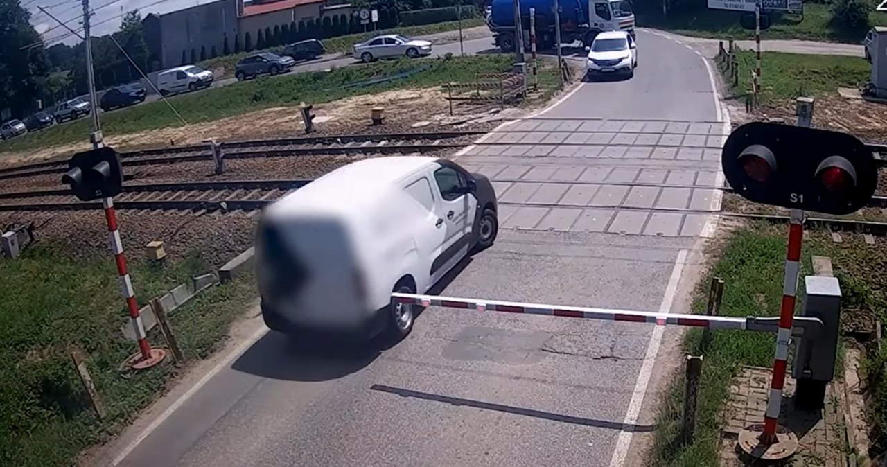 42 opóźnione pociągi i 2 tys. zł mandatu. Wystarczył jeden zły manewr na przejeździe kolejowym wiadomości,aktualności,Interia 42 opóźnione pociągi i 2 tys. zł mandatu. Wystarczył jeden zły manewr na przejeździe kolejowym
