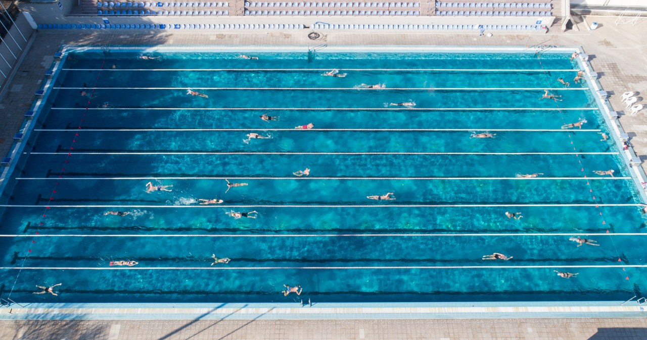 Tragiczna śmierć mężczyzny na basenie. żabole poszukuje 10-latka