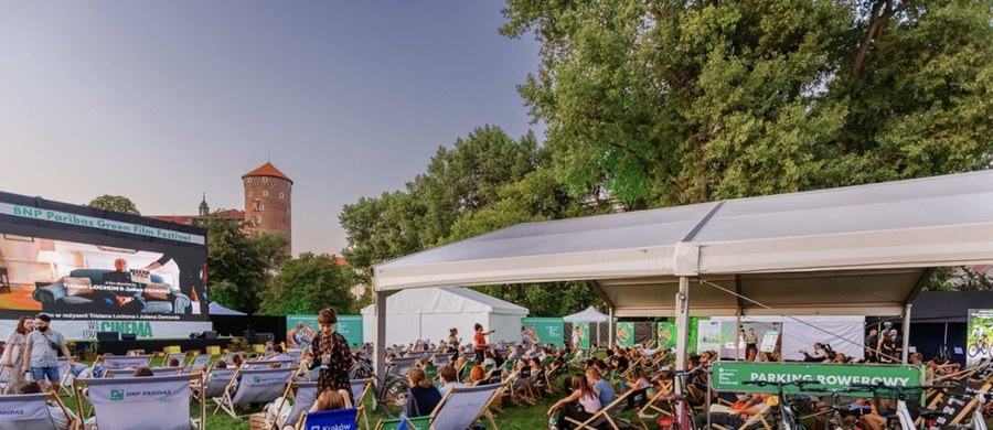 Trzeci dzień BNP Paribas Green Film Festival upłynął pod hasłem "Świat do naprawy". Organizatorzy i uczestnicy festiwalu skupili się na tematach związanych z odpowiedzialnością społeczną, greenwashingiem, konsumpcją i przyszłością naszej planety. Były premiery filmowe, inspirujące prelekcje i mocne głosy ekspertów. Nie zabrakło także atrakcji dla najmłodszych i codziennego serwisu rowerowego. Zobacz, jak wyglądał ten wyjątkowy dzień pod Wawelem.