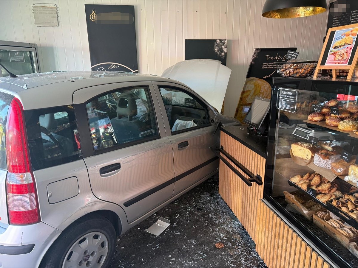 Nietypowy wypadek pod Warszawą. Wjechała autem do piekarni