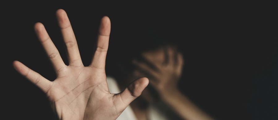 Oświęcimscy policjanci zatrzymali 52-letnią kobietę, która przez pięć lat znęcała się psychicznie nad swoim synem. Do awantur najczęściej dochodziło wtedy, kiedy kobieta była pijana.
